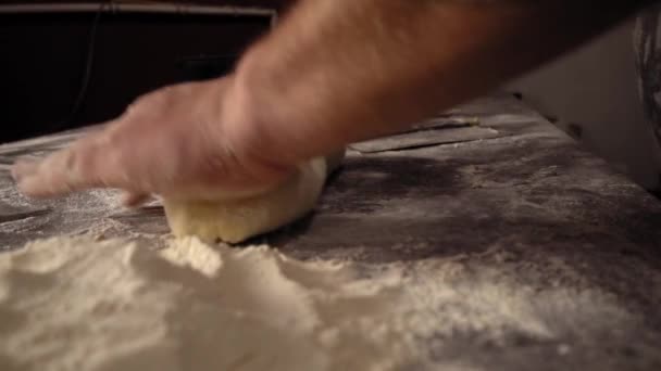 Men's hands hold dough. making raw dough for pizza, rolls or bread. - Filmagem, Vídeo