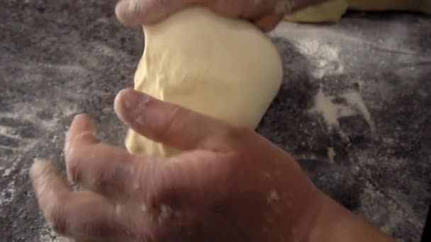 As mãos dos homens seguram a massa. fazer massa bruta para pizza, rolos ou pão. - Filmagem, Vídeo