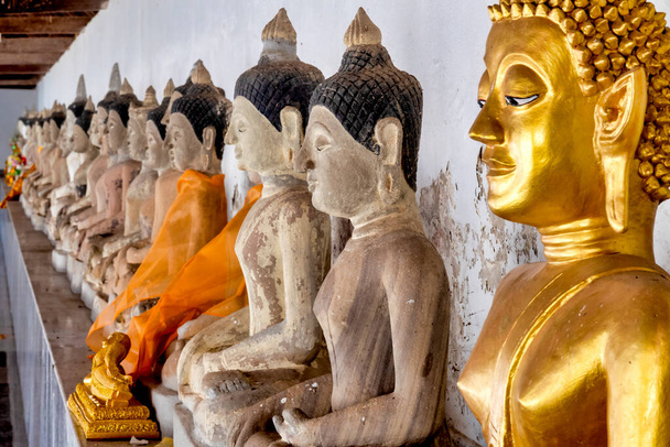 Estátuas de Buda feitas de arenito rosa Phayao em Wat Si Khom Kham, Phayao, Thailan - Foto, Imagem