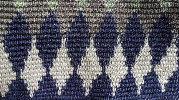 手作りのバッグ。色のついた糸で編んだ。ボリュームがあり、長いハンドルで着用するのが快適です。かぎ針編みと編み物. - 写真・画像