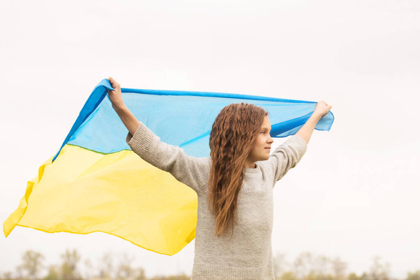 Šťastná dívka s ukrajinskou vlajkou v rukou - Fotografie, Obrázek