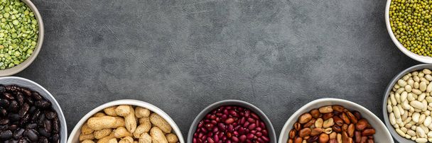 Banner of various types of legumes in bowls, green and yellow peas, chickpeas and peanuts, colored beans and lentils, mung beans and beans, top view, copy space - Foto, Bild