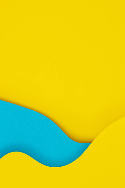Absztrakt kreatív színes papír geometria összetétel banner háttér élénk sárga és világoskék színek görbe vonalak - Fotó, kép