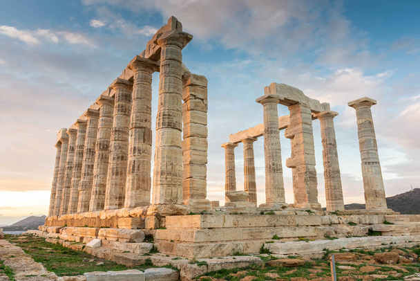 The Temple of Poseidon at Cape Sounion at sunset, over the Aegean Sea in Greece - Foto, imagen