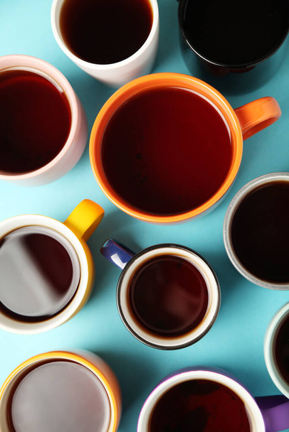 Black tea (coffee) in bright cups, office break, team building. - Foto, afbeelding
