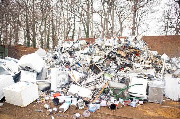 мусорная свалка, металлолом и электроприборы, утилизация, переработка старых вещей - Фото, изображение
