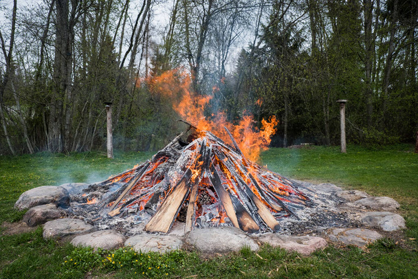 Крупный план горящего огня. Большой костёр в природе - Фото, изображение