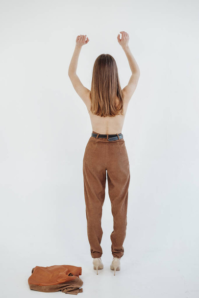 Kaunis malli poseeraa ruskea puku valokuva ampua studiossa - Valokuva, kuva