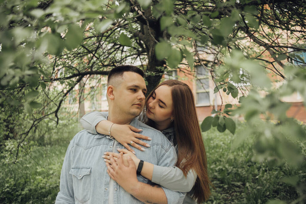 couple amoureux marchant dans le parc ukrainien et la ville - Photo, image