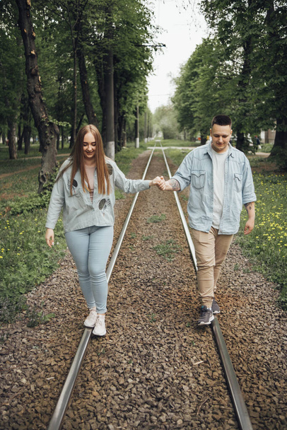 kochająca para spacery w ukraińskim parku i mieście - Zdjęcie, obraz