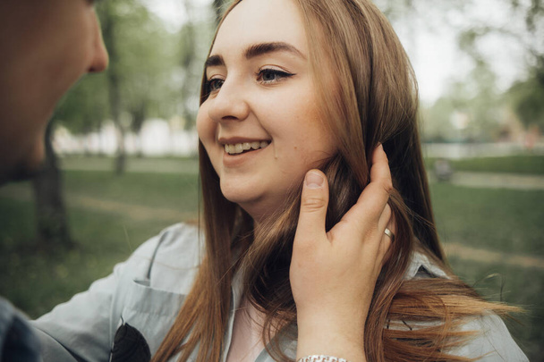 milující pár procházky v ukrajinském parku a městě - Fotografie, Obrázek