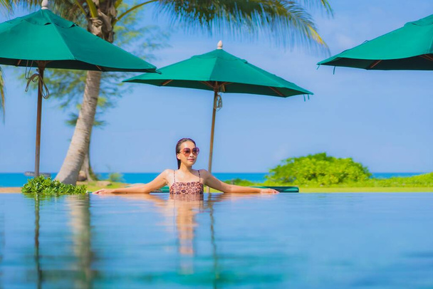 retrato bonito jovem asiático mulher relaxar sorriso lazer ao redor piscina ao ar livre no hotel resort - Foto, Imagem