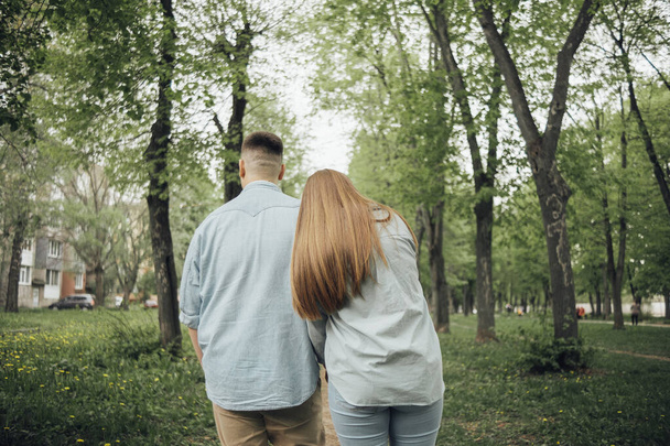 αγάπη ζευγάρι με τα πόδια στην ουκρανική πάρκο και την πόλη - Φωτογραφία, εικόνα