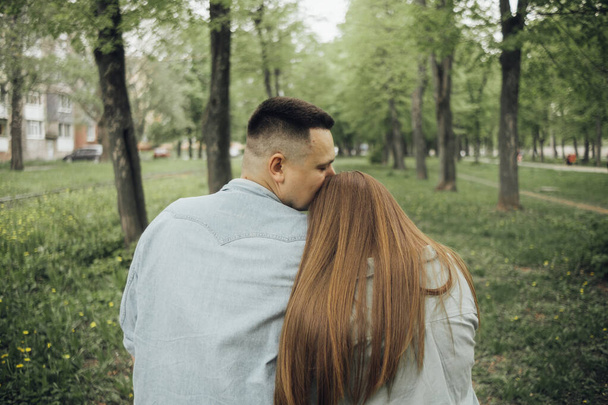 ウクライナの公園や都市を歩くカップルを愛し - 写真・画像