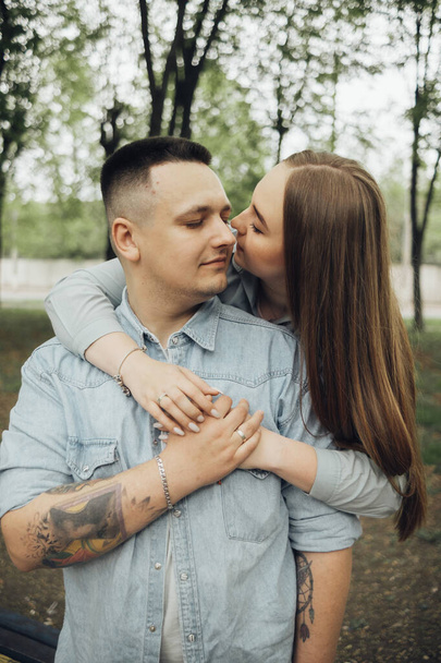 kochająca para spacery w ukraińskim parku i mieście - Zdjęcie, obraz