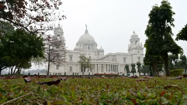 HD stock Timelapse vidéo de Victoria Memorial, un grand bâtiment en marbre dans le centre de Kolkata, Il est l'un des monuments célèbres de Kolkata, Bengale occidental, Inde. - Séquence, vidéo