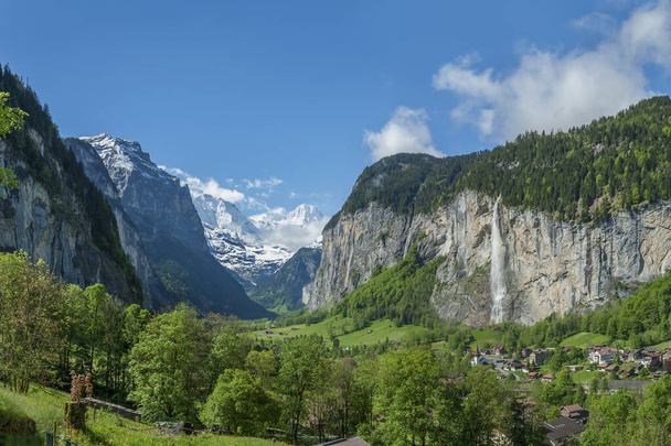 Panorama del valle de Lauterbrunnen en los Alpes berneses, Suiza - Foto, Imagen