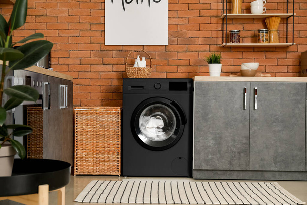 Интерьер кухни с современной стиральной машиной - Фото, изображение