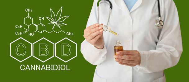 Ärztin mit Flasche CBD-Öl auf grünem Hintergrund, Nahaufnahme - Foto, Bild