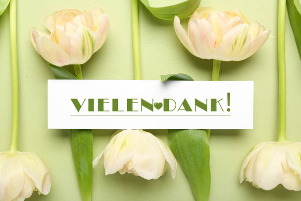 Kortti, jossa teksti VIELEN DANK (Saksan Kiitos paljon) ja kukkia värillinen tausta - Valokuva, kuva