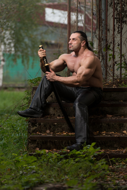 Bir kas eski savaşçı kılıç ile portresi - Fotoğraf, Görsel