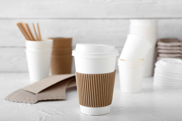 Takeaway paper cup on table - Φωτογραφία, εικόνα