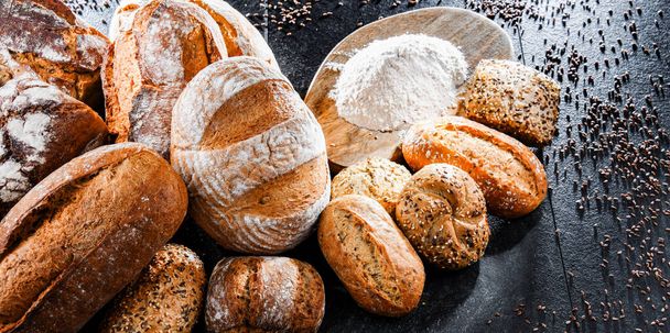 パンやロールなどのパン類の品揃え - 写真・画像