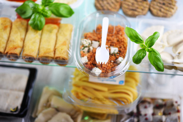 Uma variedade de produtos alimentares pré-embalados em caixas de plástico. - Foto, Imagem