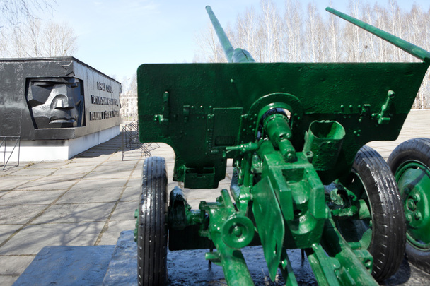 Cañones en el monumento a los metalúrgicos, que cayeron en la Gran Guerra Patria. Nizhny Tagil. Rusia
. - Foto, imagen