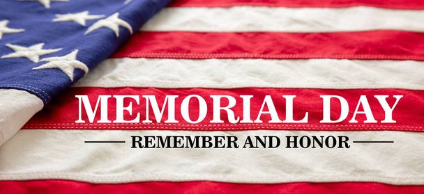 記念の日アメリカの旗についての記憶と名誉のテキスト。幸せな記念日の背景。アメリカ国民の祝日で退役軍人を称える - 写真・画像