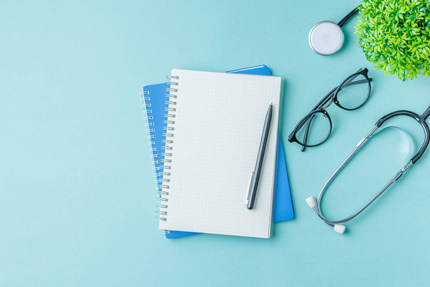 Glasses with a notebook and medical supplies. - Foto, imagen