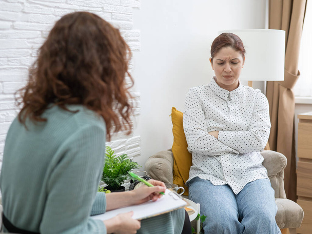 Worried caucasian woman at a session with a psychotherapist.  - Foto, Imagem