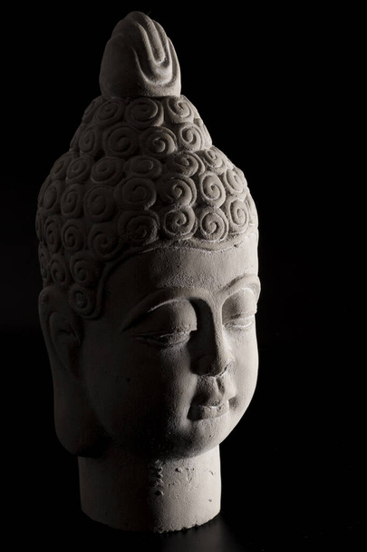 Kelet-ázsiai kultúra és buddhizmus koncepció Buddha arc és fej szobor készült fehér gipsz elszigetelt fekete - Fotó, kép
