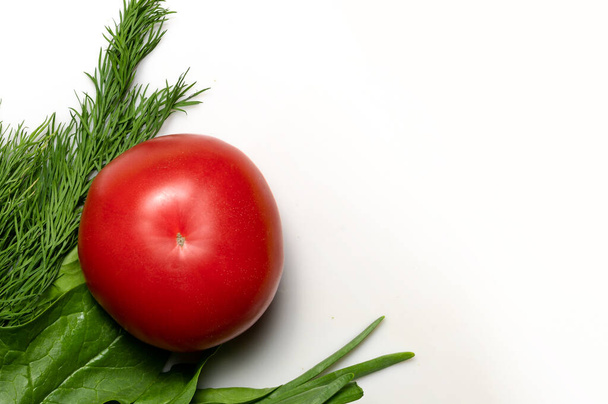 Tomate rouge et légumes verts et herbes. Livraison ou achat de produits alimentaires naturels. De la nourriture verte. Concept alimentaire - Photo, image