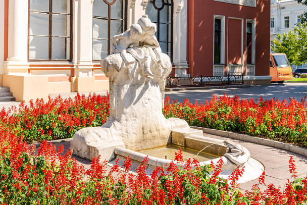 ウクライナのオデッサ- 2021年8月15日:オデッサに設置されたフランスの彫刻家マックス・ブロンドの彫刻作品は、「子供とカエル」または「ナルシスズ」と呼ばれています". - 写真・画像