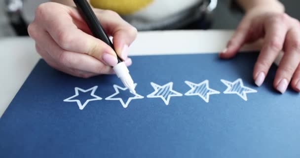 Person zeichnet Sterne auf Bewertung und Feedback - Filmmaterial, Video