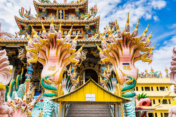 Nakhon Sawan, Thaimaa - maaliskuu, 23, 2022: pyhäkkö käärme kuningas Chan Sen on kiinalainen tyyli temppeli luotu ihmisiä palvomaan jumalia. - Valokuva, kuva