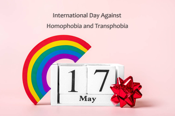 虹LGBTのシンボル、ピンクの背景に隔離されたカレンダー17 5月 – 国際同性愛嫌悪、恐怖症および恐怖症の概念に対する日グリーティングカード. - 写真・画像