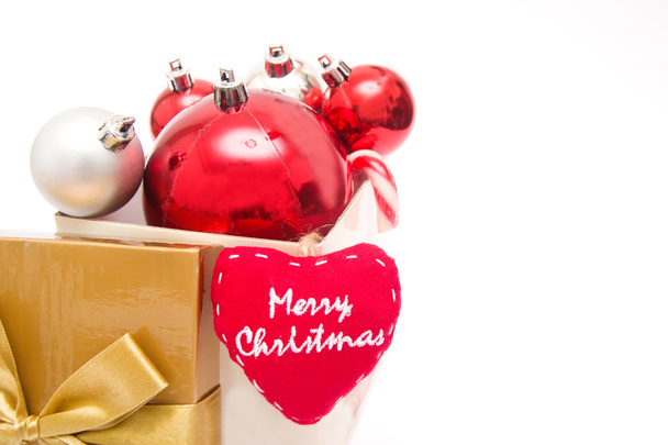 Bolas de Navidad de una caja de regalo
 - Foto, imagen
