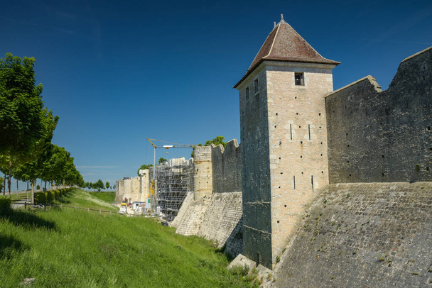 Вид на битву средневекового города Прованс, который принадлежал к всемирному наследию ЮНЕСКО - Фото, изображение