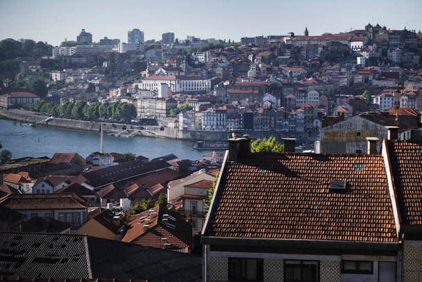Вид на річку Дуро і Рібейру з Віла - Нова - де - Ґая, Порту, Португалія.  - Фото, зображення