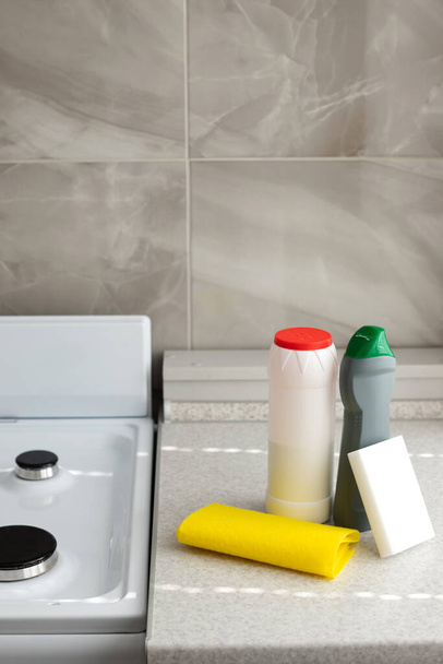 cleaning products near the gas stove in the kitchen - Foto, imagen