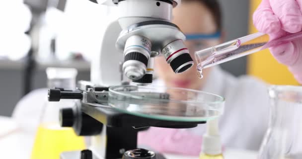Assistente de laboratório feminino adiciona gel líquido transparente à placa de Petri - Filmagem, Vídeo