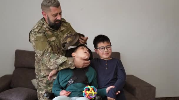 veteraan soldaat knuffelen zijn familie na terugkeer van militaire dienst thuis - Video