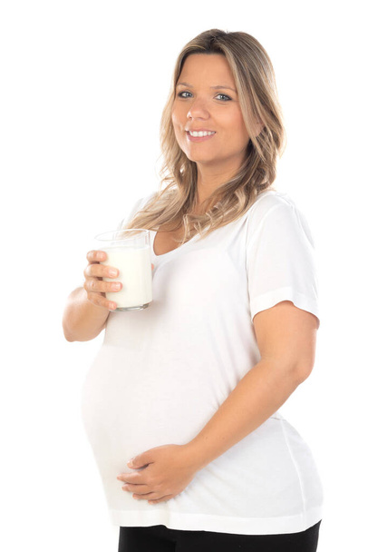 Jeune belle femme blonde enceinte attendant bébé sur fond blanc isolé avec un sourire heureux et cool sur le visage. Personne chanceuse.  - Photo, image