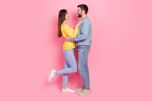 Full length body size view of attractive cheerful couple bonding harmony isolated over pink pastel color background - Foto, Imagem
