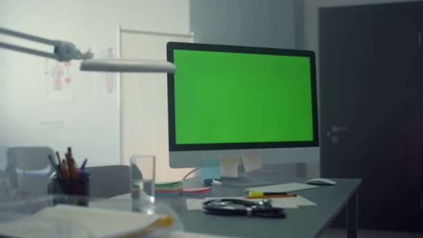 Zöld képernyős orvosi számítógép az asztali klinikán. Technológia az egészségügyben. - Felvétel, videó
