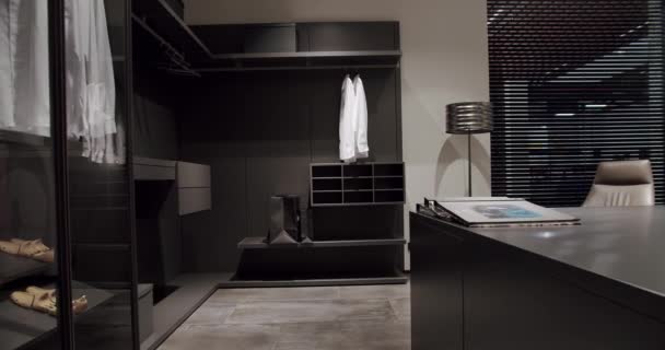 Modern tolóajtók. Fekete szekrény tolóajtókkal. - Felvétel, videó