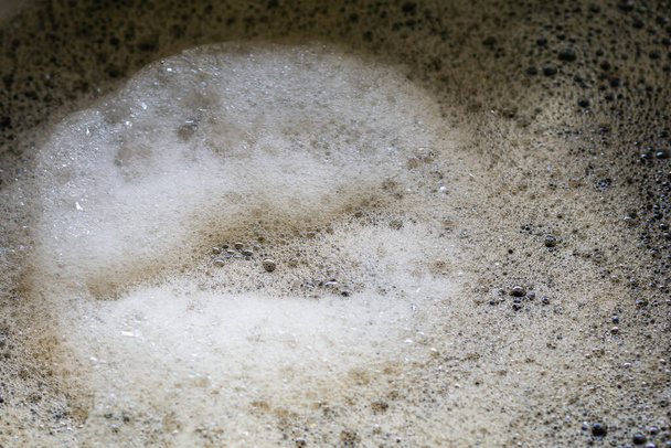 Відваріть солодке зерно в горщику в процесі домашнього пивоваріння. Ферментація зерна для ремісничого пива. Концепція домашнього виробництва пива
. - Фото, зображення