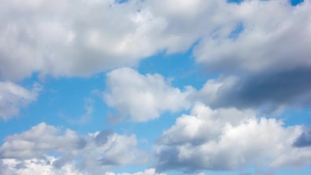 кумульські хмари на весняному денному світлі у другому повнокадровому проміжку часу
 - Кадри, відео